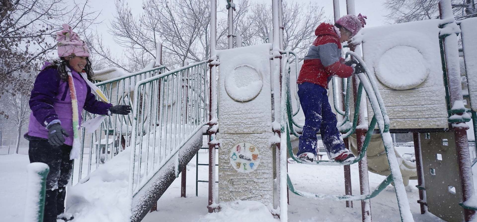 Niños juegan en un parque infantil cubierto de nieve en Federal Hill Park, en Baltimore. Foto:AP