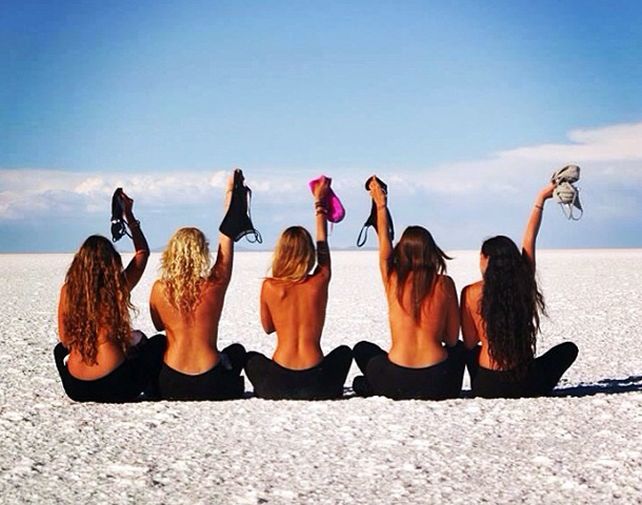 Cinco bellas mujeres llevaron el topless tour al salar de Uyuni en Bolivia.