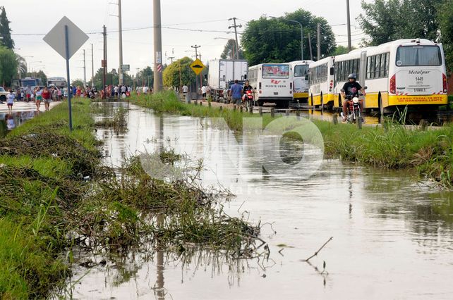 Al límite. En Quiroga y Aristóbulo los vecinos cortaron la avenida. Se formaron largas colas de colectivos y automovilistas