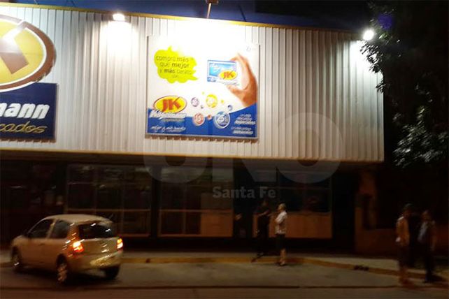 Hubo robos y destrozos en varios comercios de la ciudad