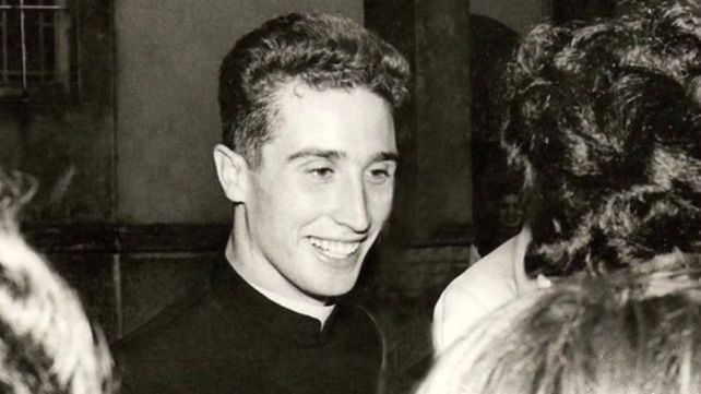 Nicolau fue docente en el colegio Don Bosco de San Nicolás y en el San José de Rosario.