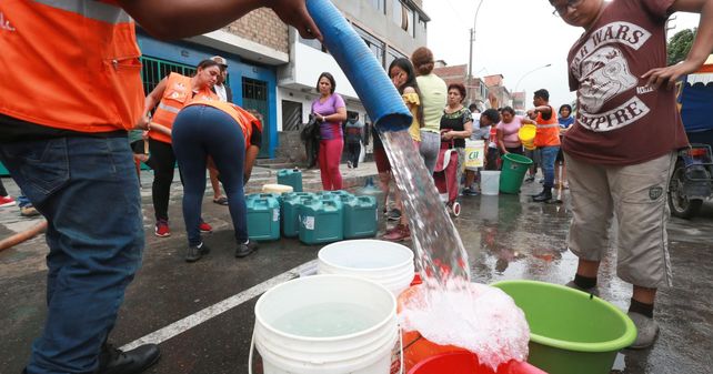 En muchas localidades la gente busca en puntos específicos agua apta para llevar a sus hogares 