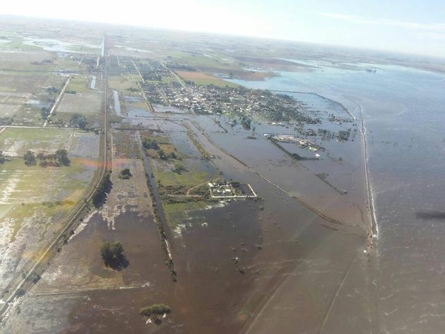 Cedió. En el sector inferior derecho se ve el lugar por donde ingresa el agua. (Gentileza FM Dale! de Venado Tuerto)