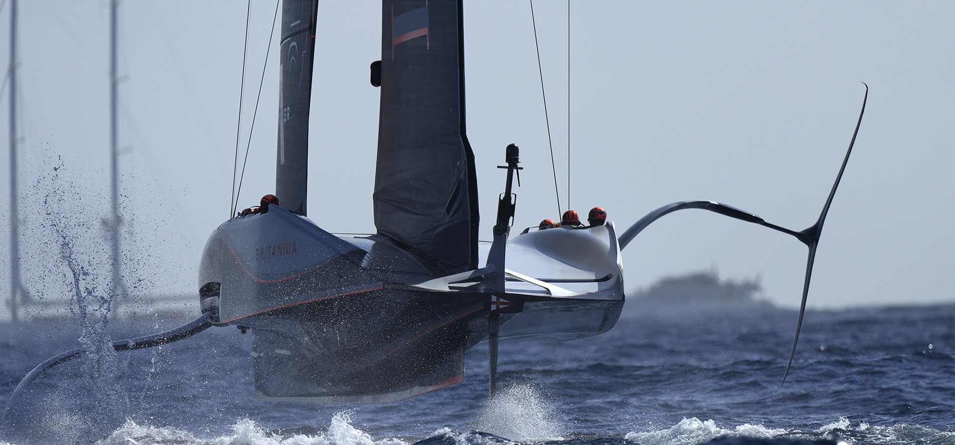 El Ineos Britannia se calienta antes del inicio de la quinta carrera del día 4 de la 37.ª America's Cup de Louis Vuitton en Barcelona, España, el miércoles 16 de octubre de 2024. (Foto AP/Bernat Armangue) El Ineos Britannia se calienta antes del inicio de la quinta carrera del día 4 de la 37.ª America's Cup de Louis Vuitton en Barcelona, España, el miércoles 16 de octubre de 2024. (Foto AP/Bernat Armangue)