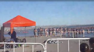 Dos mil personas batieron un curioso récord Guinness en el lago Epecuén