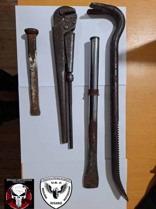 Las herramientas que tenía en el ladrón al ser sorprendido dentro de la sucursal de Pago Fácil. 