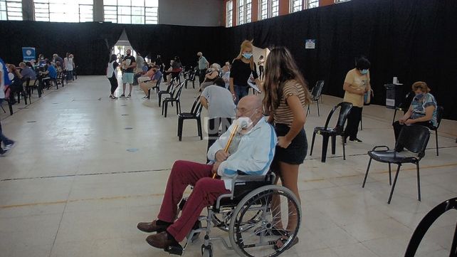 Hubo filas de hasta diez cuadras para vacunarse y el gobierno pidió respetar los turnos
