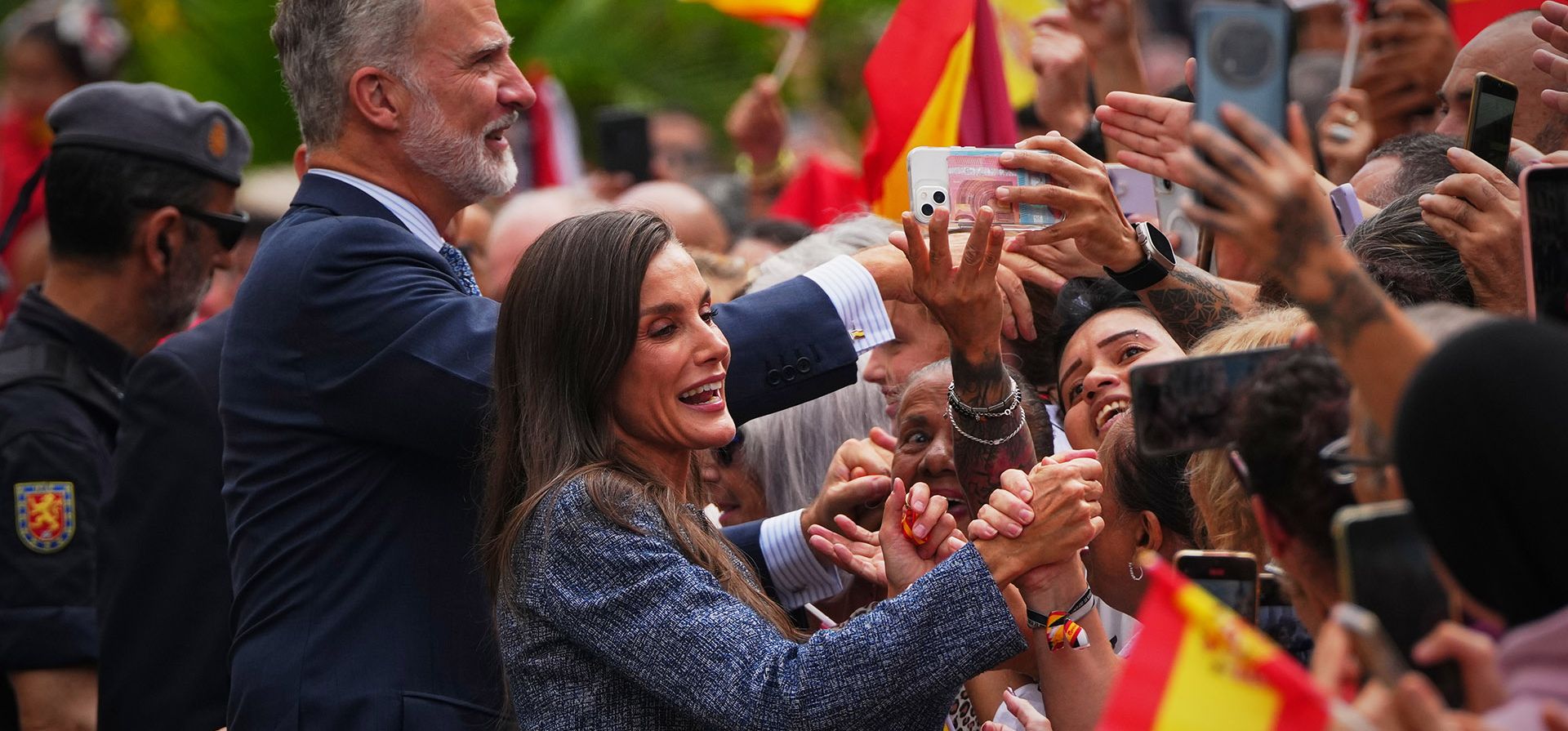 El rey Felipe VI y la reina Letizia de España saludan a la multitud durante su visita al enclave español de Ceuta, el martes 13 de octubre de 2026. (Foto AP/Manu Fernández) El rey Felipe VI y la reina Letizia de España saludan a la multitud durante su visita al enclave español de Ceuta, el martes 13 de octubre de 2026. (Foto AP/Manu Fernández)