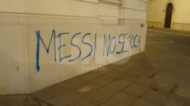 Apareció un graffiti sobre una de las paredes del Arzobispado pidiendo por Messi