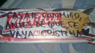 Una chica le propuso casamiento al novio antes de que se vaya Cristina