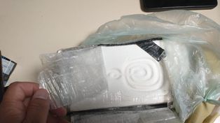 La pasajera llevaba un ladrillo de cocaína que pesó cerca de un kilo.