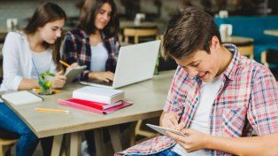 Un proyecto ingresado al Senado propone regular el uso de celulares en las aulas para nivel inicial y primario y restringir su uso en las secundaria