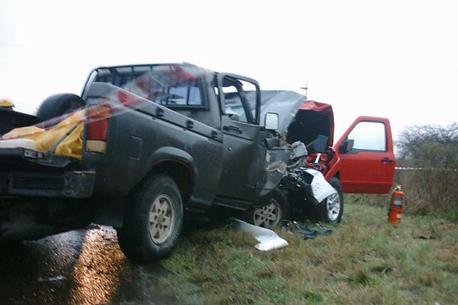 Chocaron de frente dos camionetas bajo la lluvia y murió una mujer oriunda de Viale