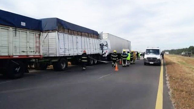 Dos camiones con acoplado colisionaron de forma frontal en el kilómetro 120 de la Autovía Artigas