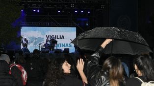 A pesar del mal tiempo, los rosarinos homenajearon a los Héroes de Malvinas