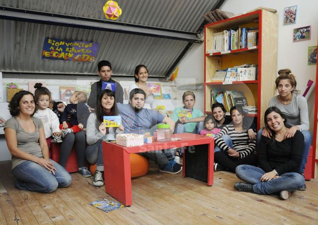 Difusión. Los jóvenes trabajan constantemente junto a sus coordinadoras para promover el hábito de la lectura.