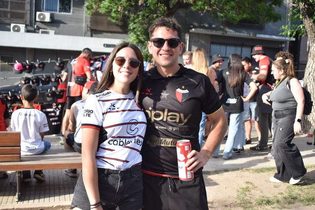 Todo el color y pasión de los hinchas de Colón para el partido ante Defensores de Belgrano