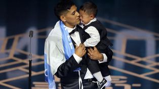 La imagen del padre dándole la mamadera a su hijo en plena tribuna se ganó el reconocimineto mundial.&nbsp;
