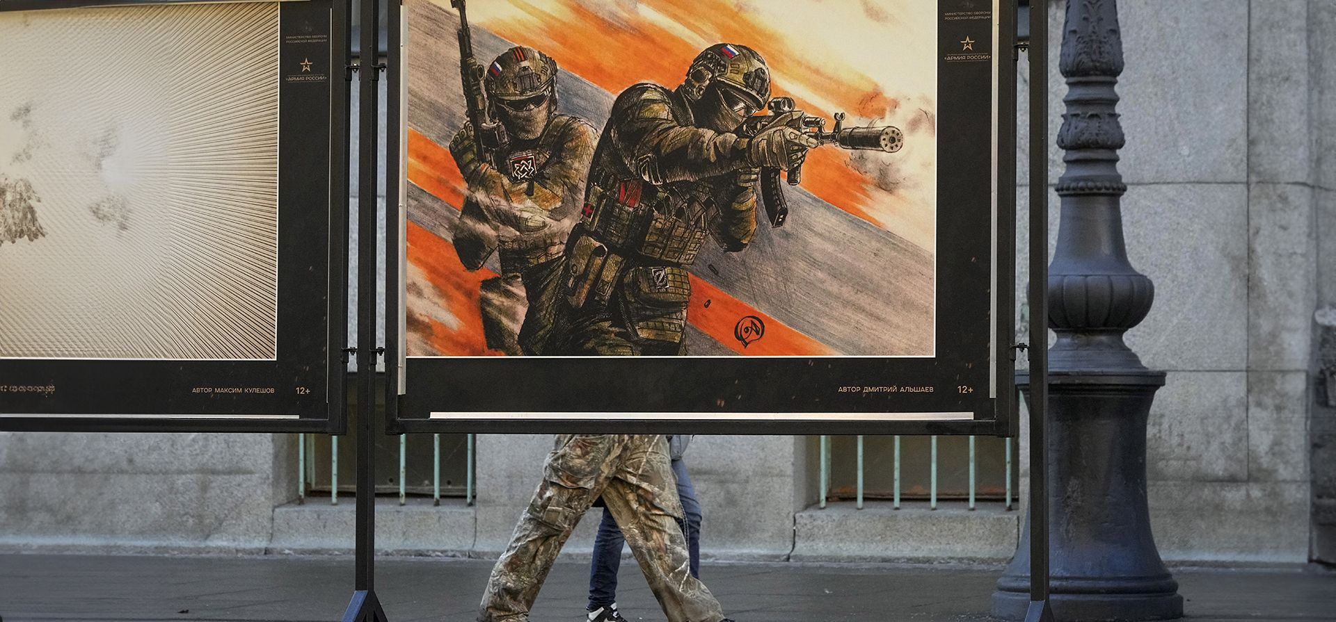 La gente pasa frente a una exposición callejera de carteles militares llamada 'Juntos hacia la victoria', dedicada al ejército ruso, en San Petersburgo, Rusia, el miércoles 11 de diciembre de 2024. (Foto AP/Dmitri Lovetsky) La gente pasa frente a una exposición callejera de carteles militares llamada 'Juntos hacia la victoria', dedicada al ejército ruso, en San Petersburgo, Rusia, el miércoles 11 de diciembre de 2024. (Foto AP/Dmitri Lovetsky)