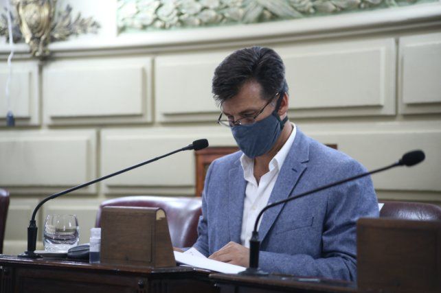 El senador del departamento San Jerónimo, Leonardo Diana, contó que un hombre de 48 años de Gálvez y una mujer de 36 de Coronda fallecieron sin conseguir cama. Describió la situación como 