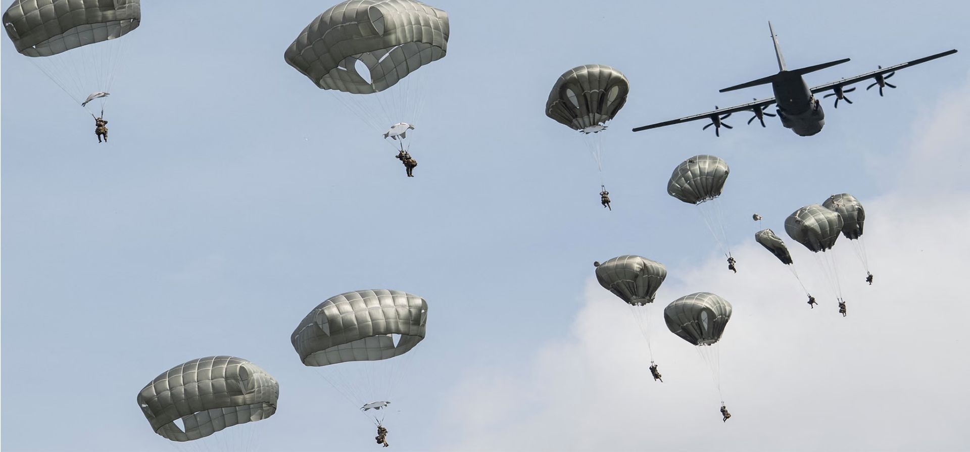 Paracaidistas del ejército estadounidense saltan de un avión C-130J Super Hercules de la USAF durante un ejercicio aéreo conjunto, Hokkaido, Japón. Fotografía: Andrew Caballero-Reynolds/AFP/Getty Images