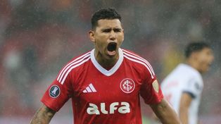 Central compró a un lateral que puede jugar por las dos bandas: es su quinto refuerzo