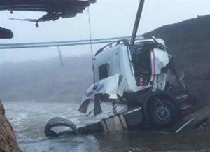 Un camión cayó al vacío tras ceder un tramo de la ruta nacional 3 en Comodoro Rivadavia copy