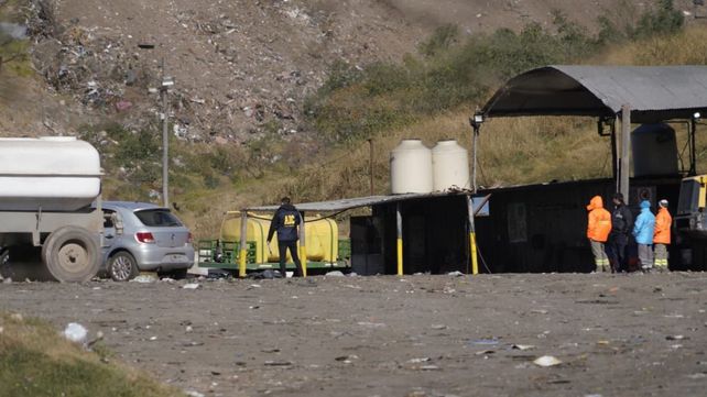 Personal de la AIC en el predio del relleno sanitario realiza las primeras tareas tras el hallazgo del cadáver de un hombre.&nbsp;