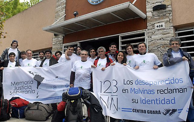 Partida. Los ex combatientes con sus hijos