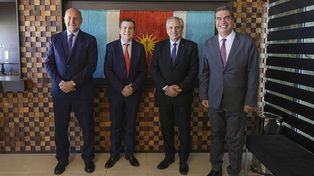 El presidente Alberto Fernández junto al gobernador local, Gerardo Zamora y los mandatarios de Chaco, Jorge Capitanich y de Santa Fe, Omar Perotti..