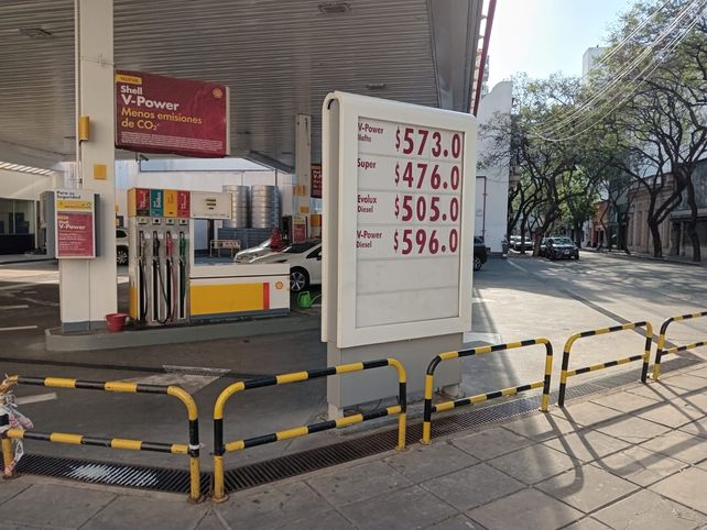 La estación de servicios Shell de Entre Ríos y 3 de Febrero muestran los nuevos valores de sus naftas este sábado luego del aumento del viernes..