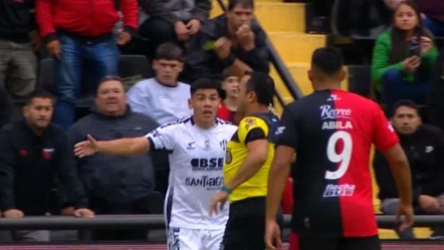 Espinoza empujó al defensor Gustavo Canto