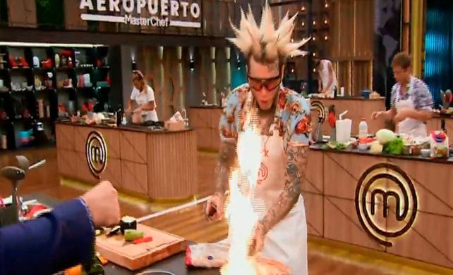 Fuego. Una llamarada se apoderó del plato que estaba preparando Alex Caniggia.&nbsp;