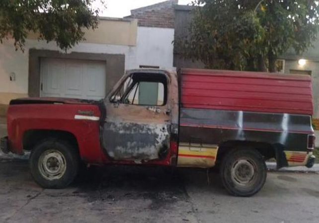 La camioneta incendiada en barrio Ciudadela. / gentileza@Veroensinas.