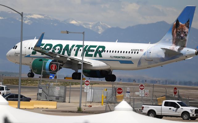Un avión de Frontier Airlines se dirige a una pista para despegar del Aeropuerto Internacional de Denver. Los usuarios de Frontier Airlines ahora pueden comprar acciones de la aerolínea. Se esperaba que las acciones de Frontier comenzaran a cotizar en bolsa el 1 de abril de 2021.