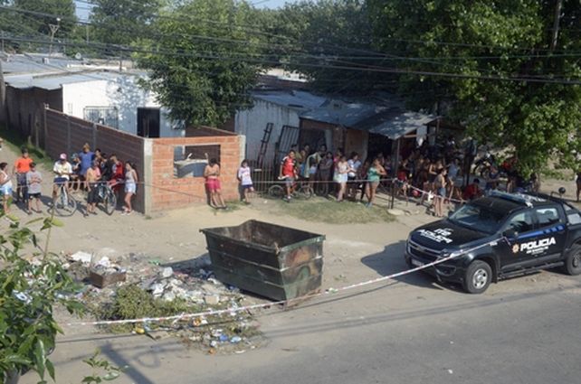 entorno. El volquete está enclavado en un humilde barrio del sudoeste rosarino y es utilizado para arrojar basura.