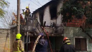 En Paraná un incendio destruyó una vivienda y tres personas tuvieron que ser hospitalizadas.