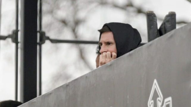 Leo Messi no se pierde detalle del partido entre Leones FC y Central Córdoba en Arroyo Seco.