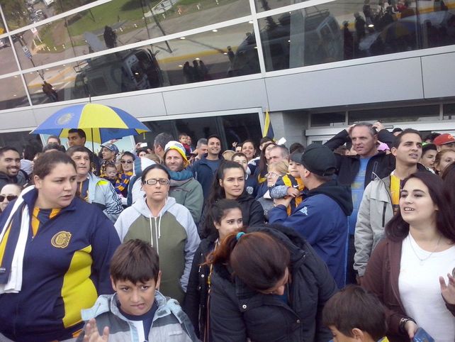 Los hinchas canallas copan el aeropuerto de Fisherton para despedir al equipo de Central  rumbo a Medellín