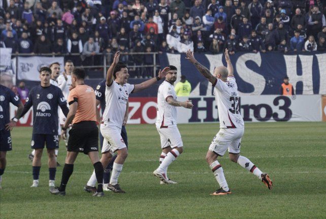 El VAR acaba de avisar que anulaba el offside de Herrera y valía el gol del empate de Cocoliso González