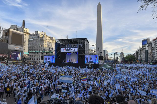 En un multitudinario acto en el Obelisco, Macri llamó a dar vuelta la elección el 27 de octubre