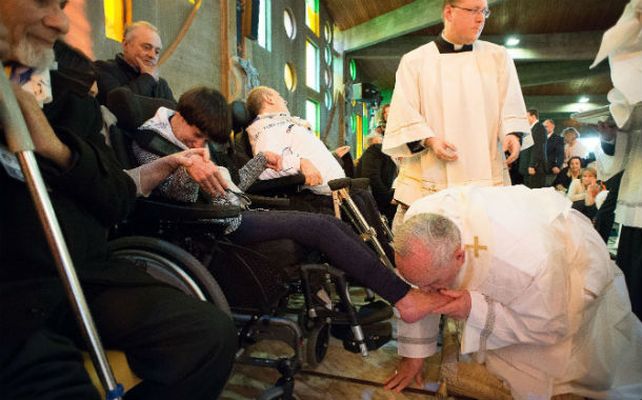 Profunda humildad. Francisco se inclina ante uno de los doce enfermos.