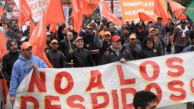 Por la reincorporación. Los aceiteros quieren profundizar las medidas de fuerza.