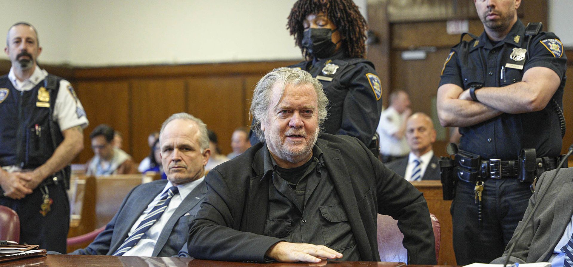 Steve Bannon (centro) comparece ante la Corte Suprema de Manhattan el jueves 25 de mayo de 2023, en Nueva York. Bannon será juzgado en mayo de 2024 por cargos de engañar a donantes que dieron dinero para construir un muro a lo largo de la frontera de Estados Unidos con México, informado el jueves un juez en Nueva York. (AP Foto/Curtis Medios vía Pool Steve Bannon (centro) comparece ante la Corte Suprema de Manhattan el jueves 25 de mayo de 2023, en Nueva York. Bannon será juzgado en mayo de 2024 por cargos de engañar a donantes que dieron dinero para construir un muro a lo largo de la frontera de Estados Unidos con México, informado el jueves un juez en Nueva York. (AP Foto/Curtis Medios vía Pool