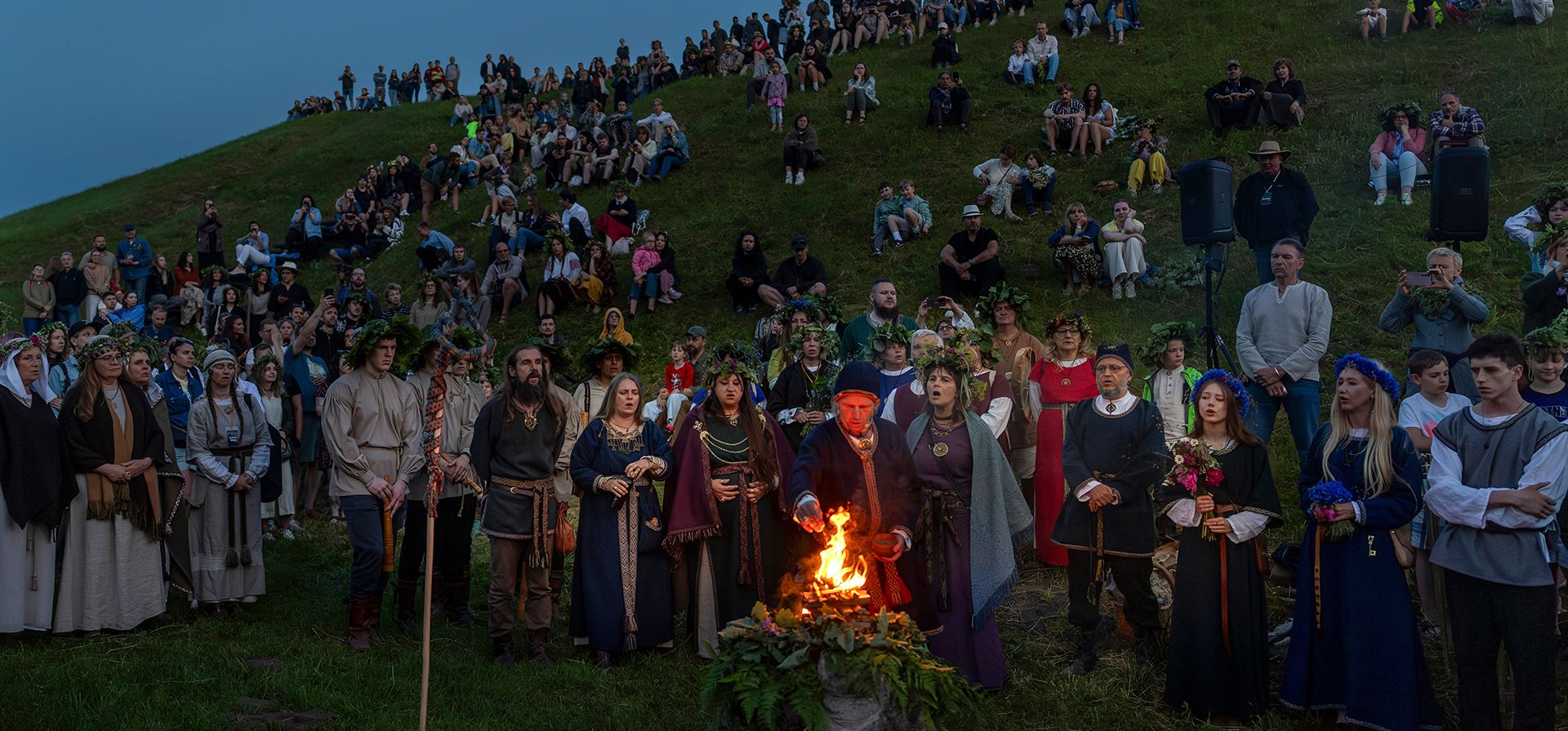 Personas vestidas con trajes tradicionales de pueblo lituano celebran el Día de San Juan y el solsticio de verano en el pequeño pueblo de Kernave, a unos 35 km (22 millas) al noroeste de la capital, Vilna, Lituania, el martes 23 de junio de 2026. (Foto AP/Mindaugas Kulbis) Personas vestidas con trajes tradicionales de pueblo lituano celebran el Día de San Juan y el solsticio de verano en el pequeño pueblo de Kernave, a unos 35 km (22 millas) al noroeste de la capital, Vilna, Lituania, el martes 23 de junio de 2026. (Foto AP/Mindaugas Kulbis)