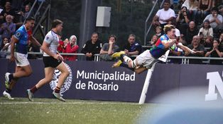 Gino Dicapua, de palomita, llegó al try para poner el marcador 22-14 en un momento clave del partido para Capibaras.