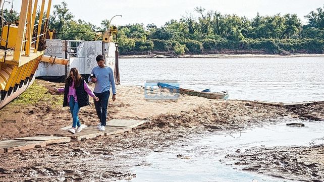 Lento repunte del río, que aún deja ver la histórica bajante