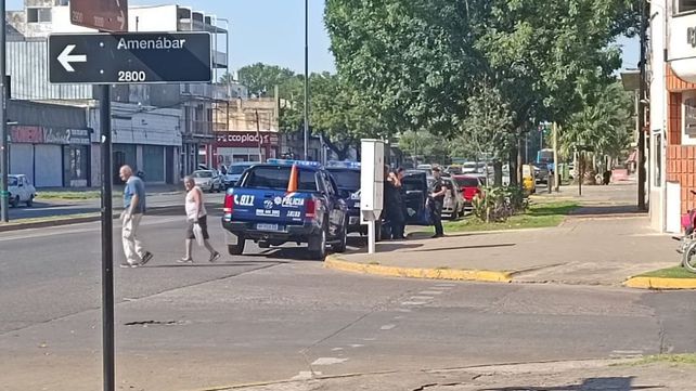 Varias camionetas de la Policía y ´personal de la Brigada Motorizada custodiaban la sala donde es velada una hija de Máximo Ariel Viejo Cantero.&nbsp;