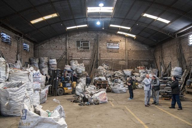 Funcionarios judiciales y municipales en pleno allanamiento del galpón de Cerrito al 4700.