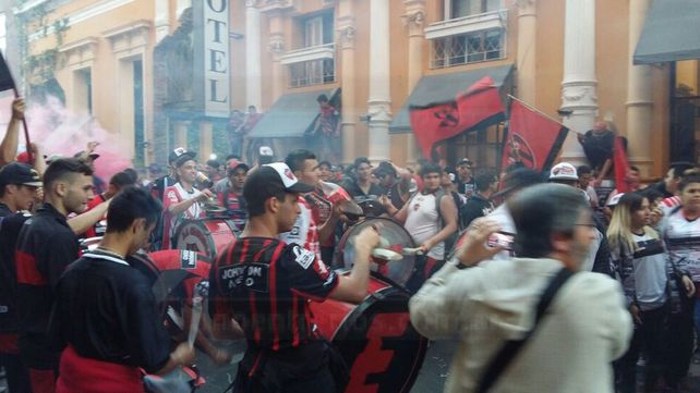 Banderazo rojinegro para apoyar al plantel de cara al choque ante Boca